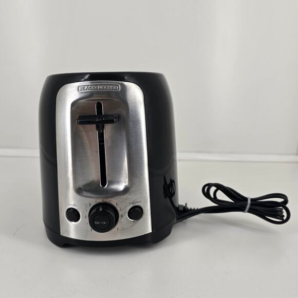 Black and Decker TR1278B Toaster – 2 Slice – Bagel / Frozen Functions – Works - Picture 1 of 7
